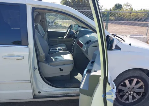 2008 Chrysler Town & Country Touring z USA, uszkodzony, nr VIN 2A8HR54P28R708919